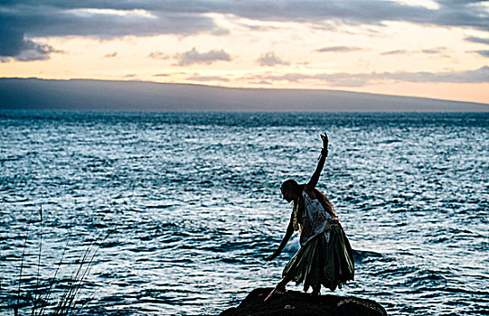 剪影,女人,草裙舞,跳舞,沿岸,石头,穿,传统服装,黄昏,毛伊岛,夏威夷,美国