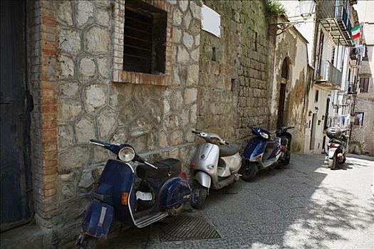 小轮摩托车,停放,正面,建筑,索伦托,索伦托半岛,那不勒斯省,坎帕尼亚区,意大利