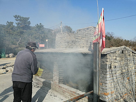 山东省日照市,当地人传统习俗,年三十成群结队上坟祭祖