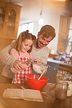 父亲,女儿,筛滤,面粉,搅拌碗