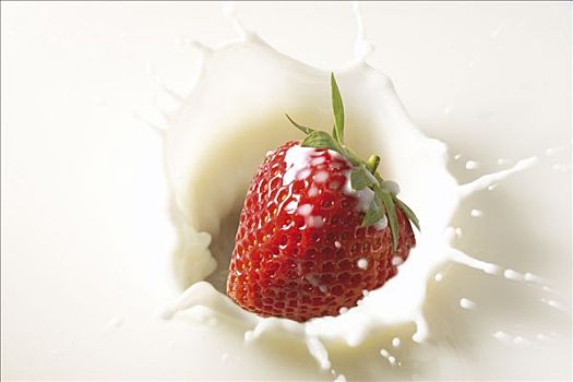草莓,落下,牛奶