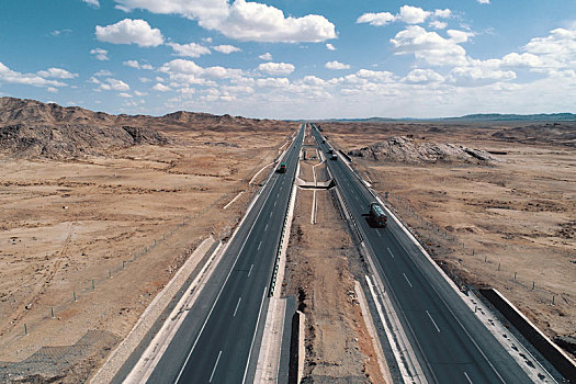 新疆哈密,航拍京新高速公路
