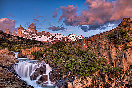 瀑布,黎明,仰视,攀升,菲茨罗伊,洛斯格拉希亚雷斯国家公园,巴塔哥尼亚,阿根廷