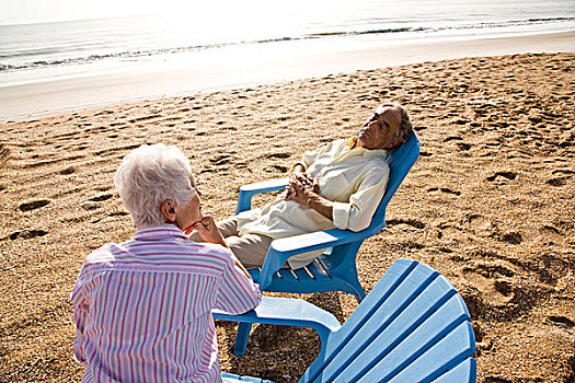 老年,夫妻,放松,椅子,海滩