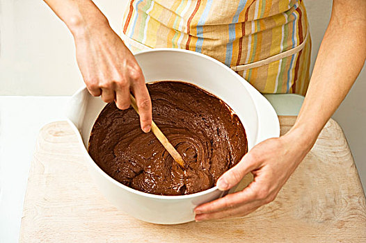 女人,巧克力蛋糕,木勺,碗