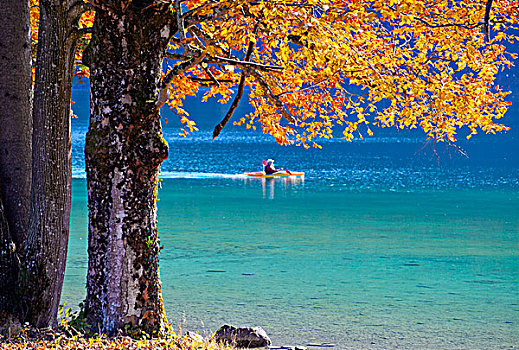 秋天,湖