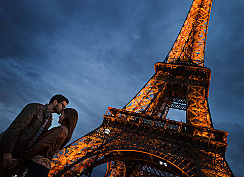 情侣,站立,埃菲尔铁塔,夜晚,巴黎