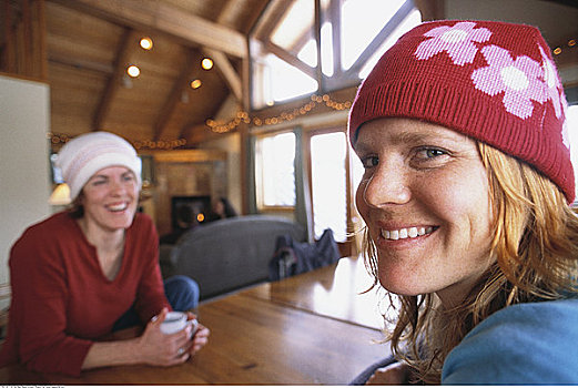 两个女人,坐,桌子,滑雪小屋