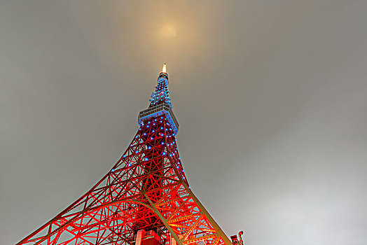 夜色中美丽的东京塔