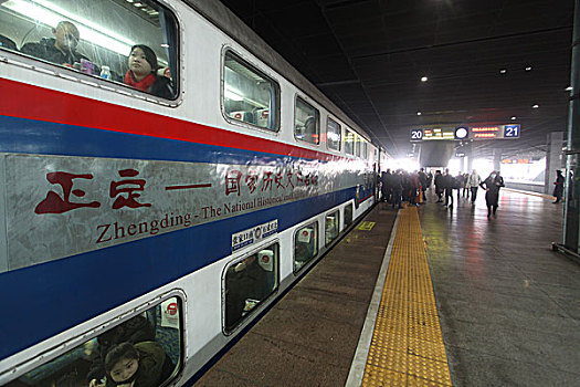 天津西站,火车站,交通,站台,车厢,建筑,高铁,现代化