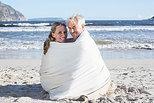 坐,夫妇,海滩,毯子,看镜头,微笑