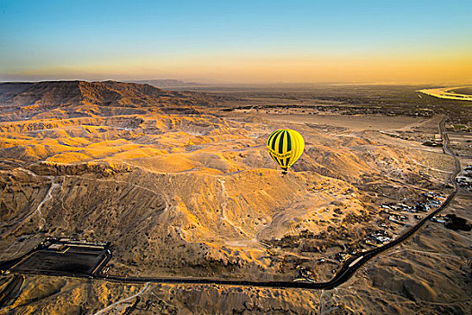 埃及热气球眺望尼罗河帝王谷