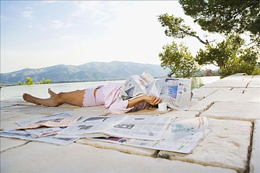 女人,卧,报纸,上方,脸