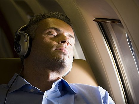特写,商务人士,睡觉,听歌,耳机,飞机