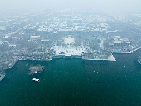 航拍雪后的济南大明湖