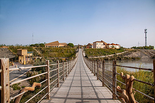 新疆泽普金胡杨国家森林园区叶尔羌河上的树桩吊桥