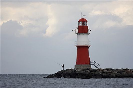 钓鱼,男人,灯塔,海岸,波罗的海,梅克伦堡前波莫瑞州,德国,欧洲