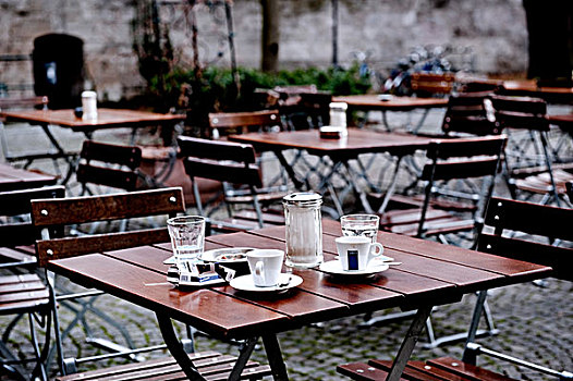 平台,咖啡,客人,两个,杯子,水,玻璃,空,桌子