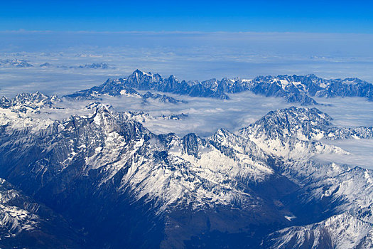 航拍贡嘎雪山