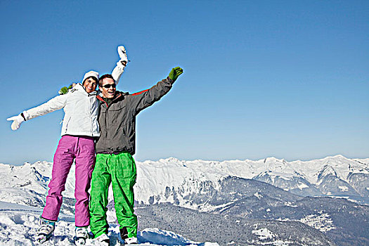年轻,情侣,滑雪,穿戴,看镜头,微笑