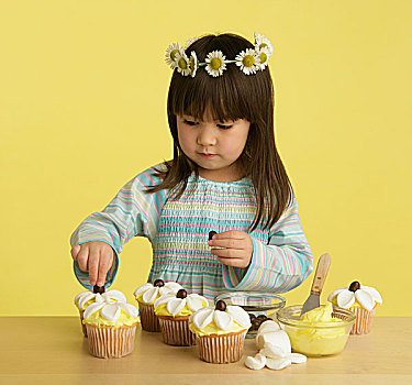 小女孩,装饰,杯形蛋糕