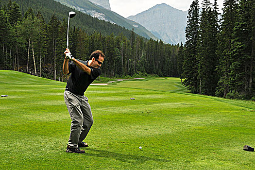 中年,男人,玩,高尔夫,落基山脉,艾伯塔省,加拿大