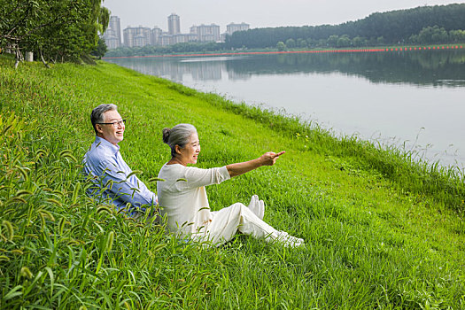 幸福的老年夫妇在河边看风景