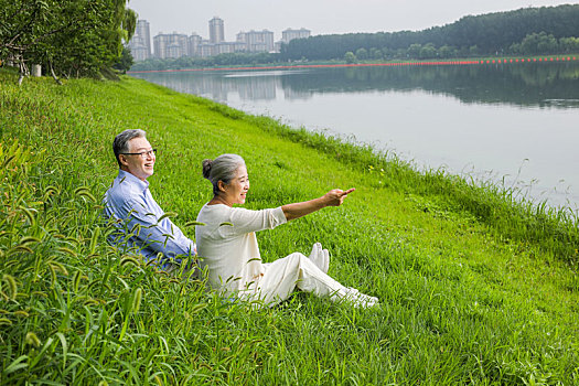 幸福的老年夫婦在河邊看風景