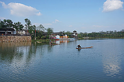 东方盐湖城神奇山镇·道天下景区水岸景致