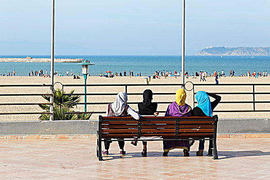 女人,坐,长椅,正面,城市,海滩,摩洛哥,北非,非洲