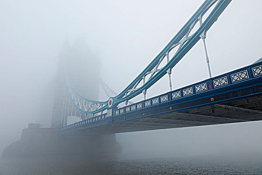 英格兰,伦敦,南华克,塔桥,泰晤士河,雾