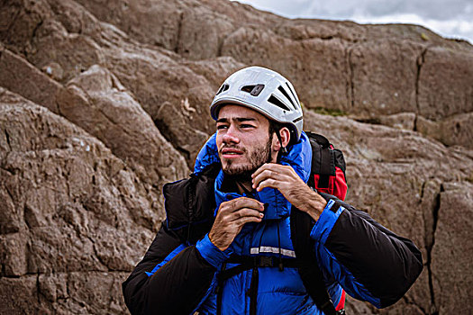 男青年,攀登,岩石上,紧固,头盔,湖区,坎布里亚,英国