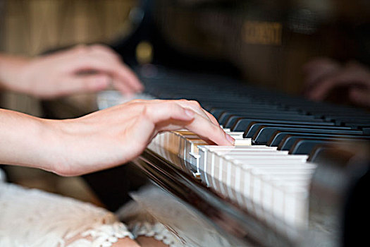 弹钢琴女性手