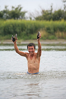 内蒙额尔古纳河,这是当地村里的人们在河里捞河蚌,对岸就是俄罗斯