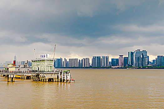 杭州钱塘江与城市建筑风光码头