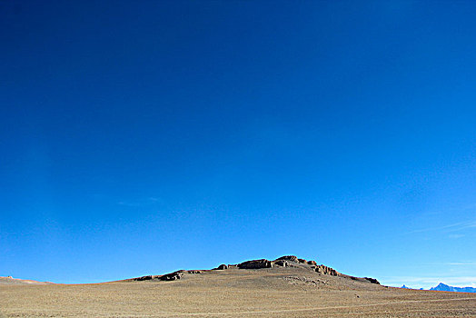 高原山谷中的悬崖峭壁