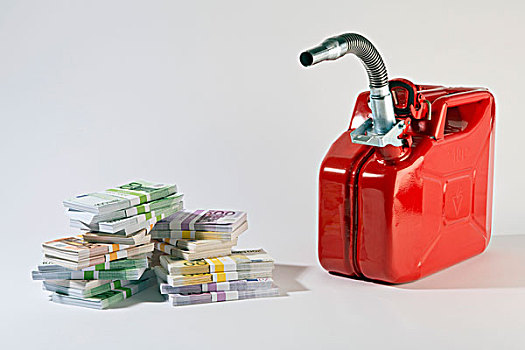 红色,金属,汽油桶,靠近,堆积,大,帐单,欧元,货币