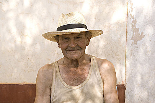 西班牙,马略卡岛,老人,内衣,草帽,头像,男人,70-80岁,帽子,太阳帽,看镜头,微笑,满意,平衡,老年,退休老人,午休,放松,户外