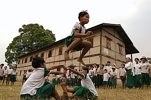 年轻,女生,玩,一个,跳跃,清晰,障碍,学校,操场,乡村,靠近,城镇,分开,缅甸