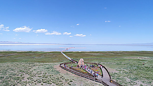 航拍巴里坤湖风景区