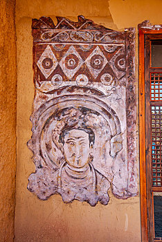 新疆吐鲁番交河驿坎儿井源景区驿站庭院墙壁上的佛像