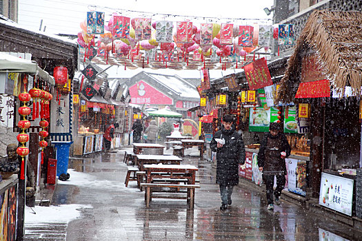 旅游小镇喜迎瑞雪,游客雪中畅游欢度元宵佳节