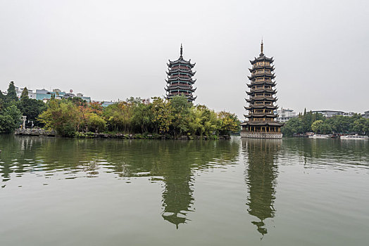 桂林秋季雨中的两江四湖双塔