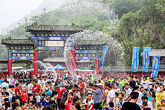 河南鹤壁淇县古灵山风景区的泼水节万众狂欢