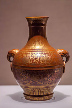 首都博物馆珍藏的清嘉庆年间的紫金釉描金缠枝花卉纹鹫衔环耳瓶