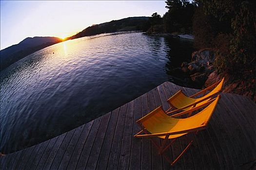 折叠躺椅,码头,日落,弗尔福特港,盐春岛,不列颠哥伦比亚省,加拿大