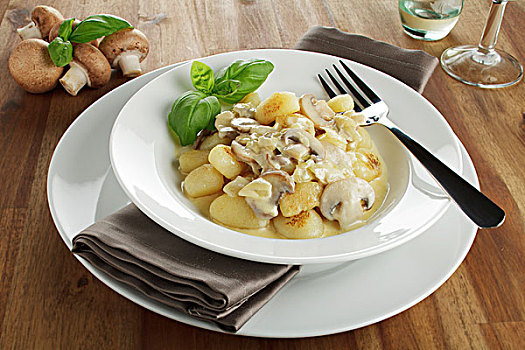 土豆汤团,蘑菇,奶油沙司
