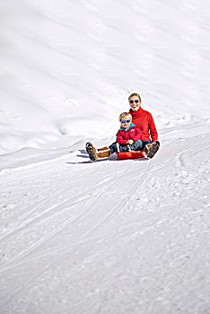 女人,微笑,头像,坐,孩子,雪撬,雪中,阿尔卑斯山,瑞士