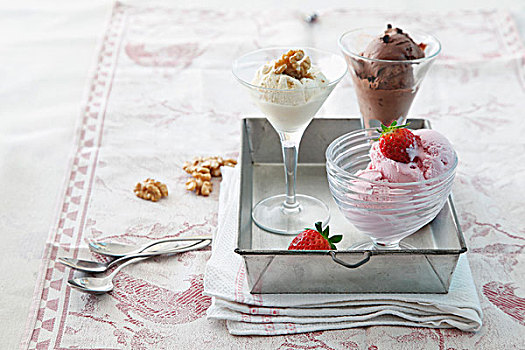 胡桃冰淇淋,巧克力冰淇淋,草莓冰激凌