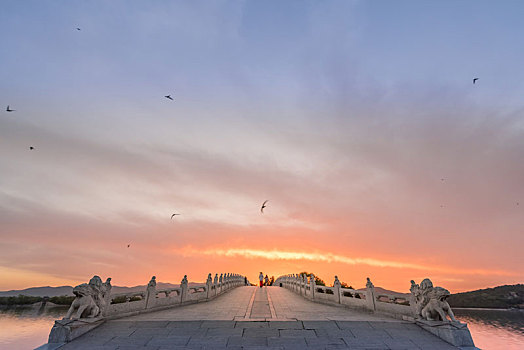 夕阳下的中国北京颐和园的湖泊园林建筑